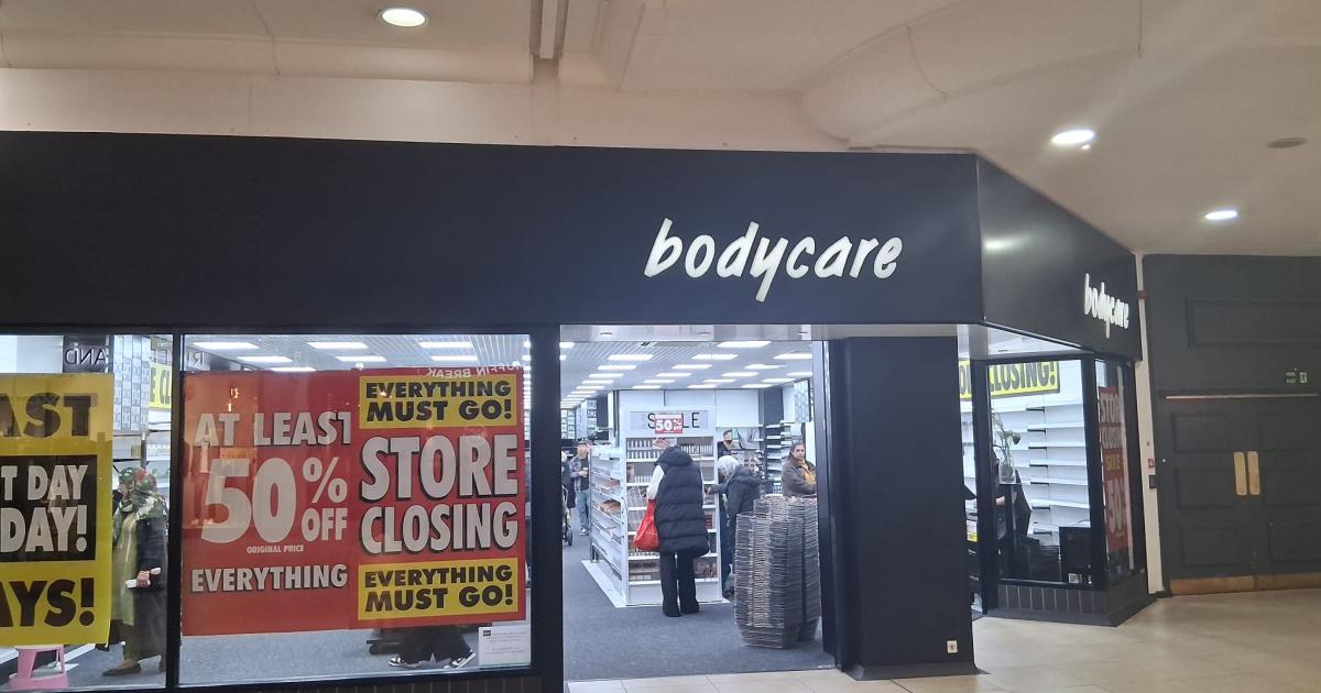 High street giant to close all UK stores after collapsing into administration