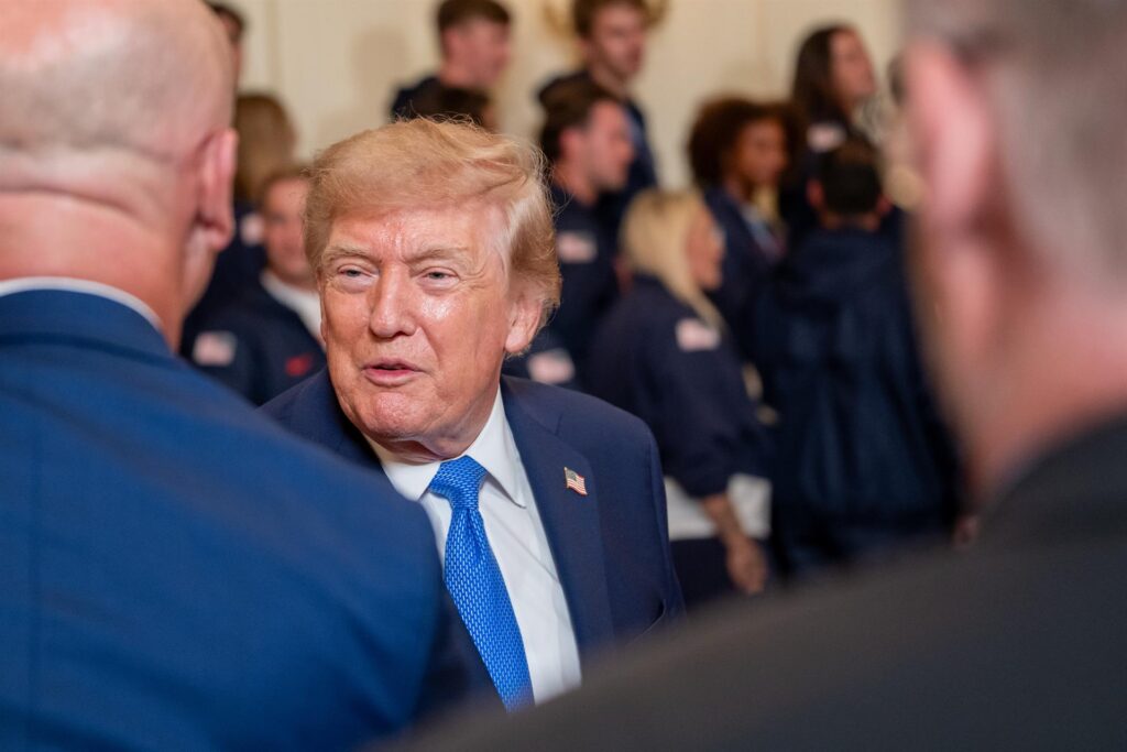 Trump respon que només negocia “a mitges” amb l’Iran i que n’espera el desgast econòmic