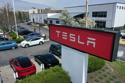 Tesla Quietly Retires Model S and X as Elon Musk Redirects the Factory to Humanoid Robots