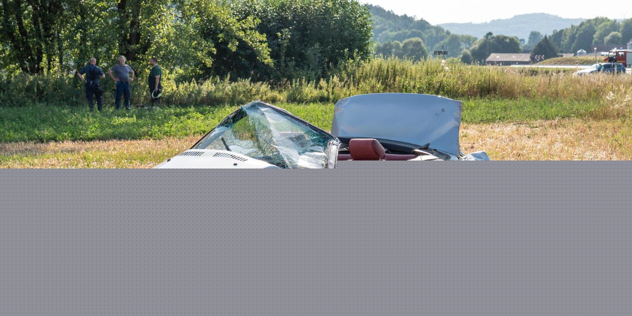 Cabrio überschlägt sich mehrfach - 45-Jähriger stirbt an schweren Verletzungen