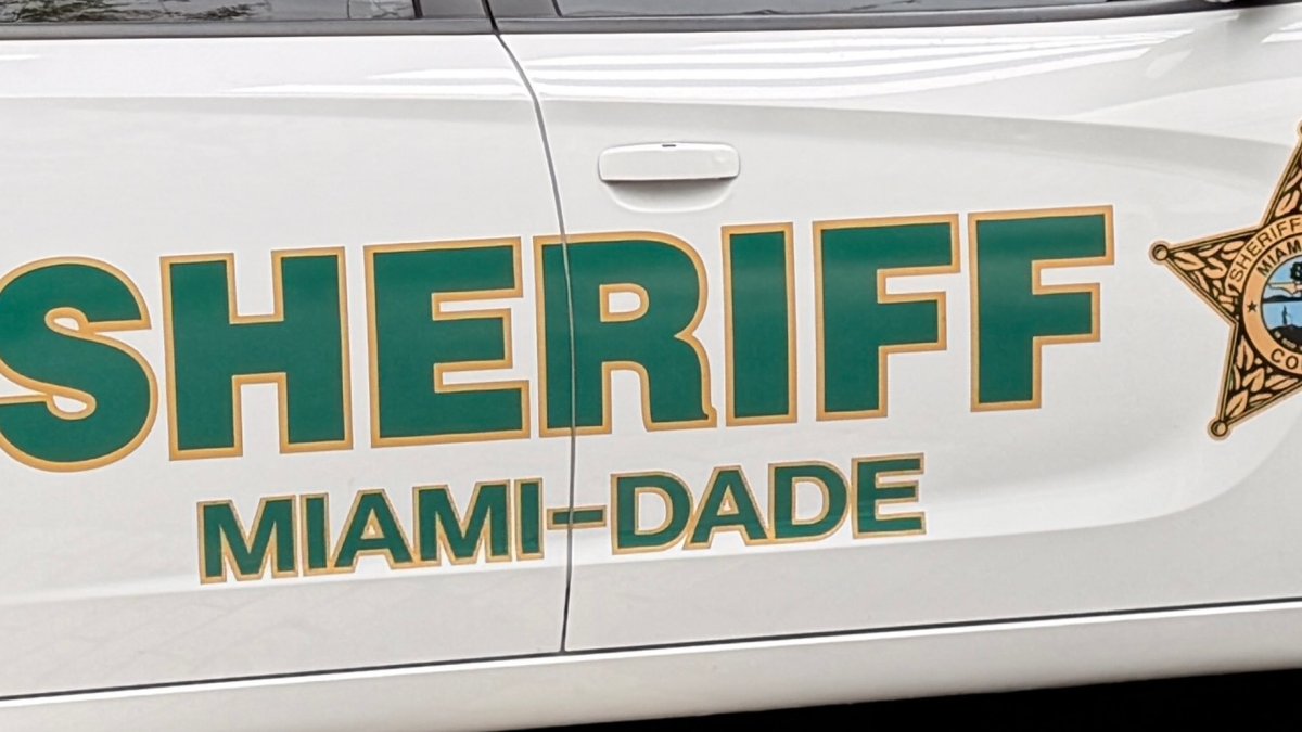 Man hospitalized after he was found stabbed in NW Miami-Dade, deputies say