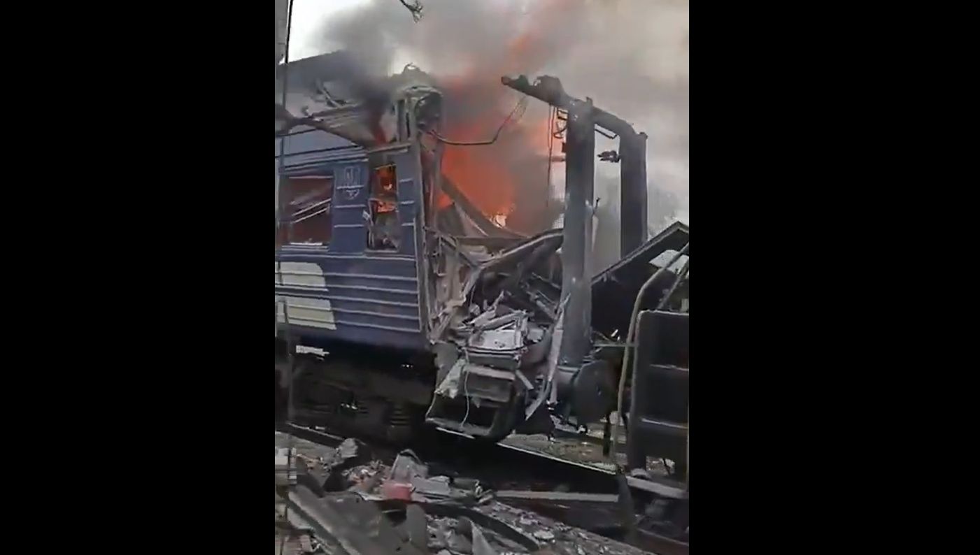 VIDEO Rușii au atacat o gară din Ucraina și au lovit un tren de pasageri. Aproximativ 30 de răniți, anunță Zelenski