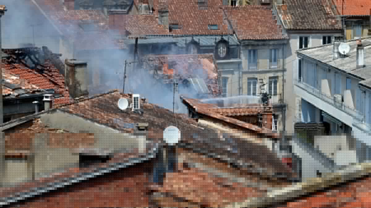 Incendie d'un immeuble d'habitations en centre-ville d'Agen : feu circonscrit mais sous haute surveillance, pompier blessé, arrêté de péril, ce que l'on sait