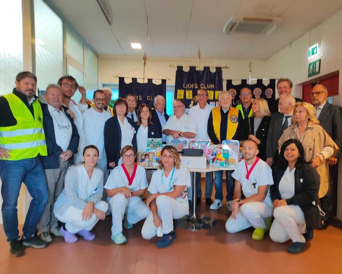 La donazione dei Lions in pediatria. Uno spirometro e tanti giocattoli