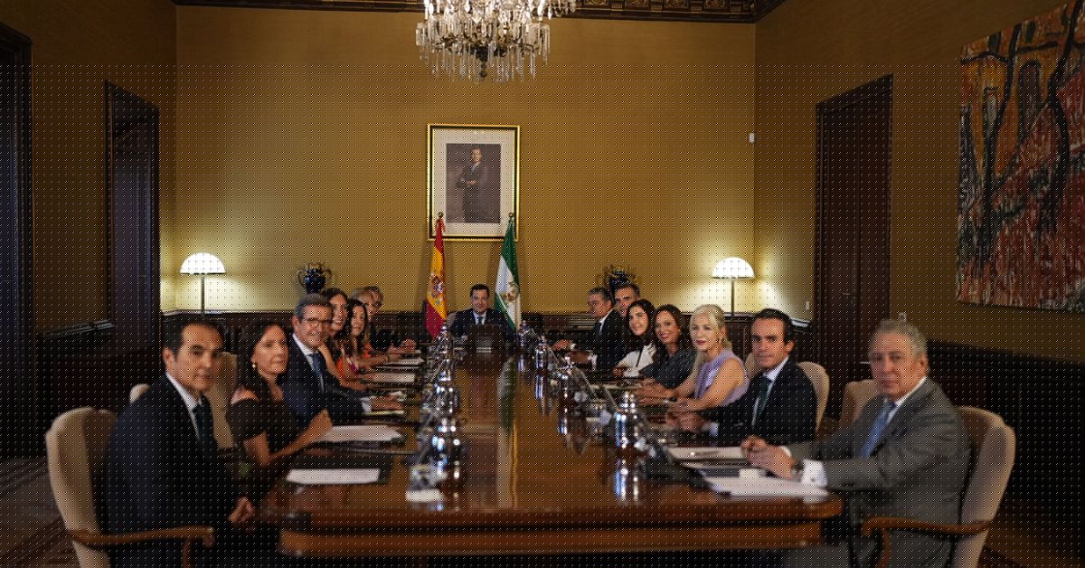 El Gobierno andaluz tiene 13 altos cargos más tras el pacto con Vox