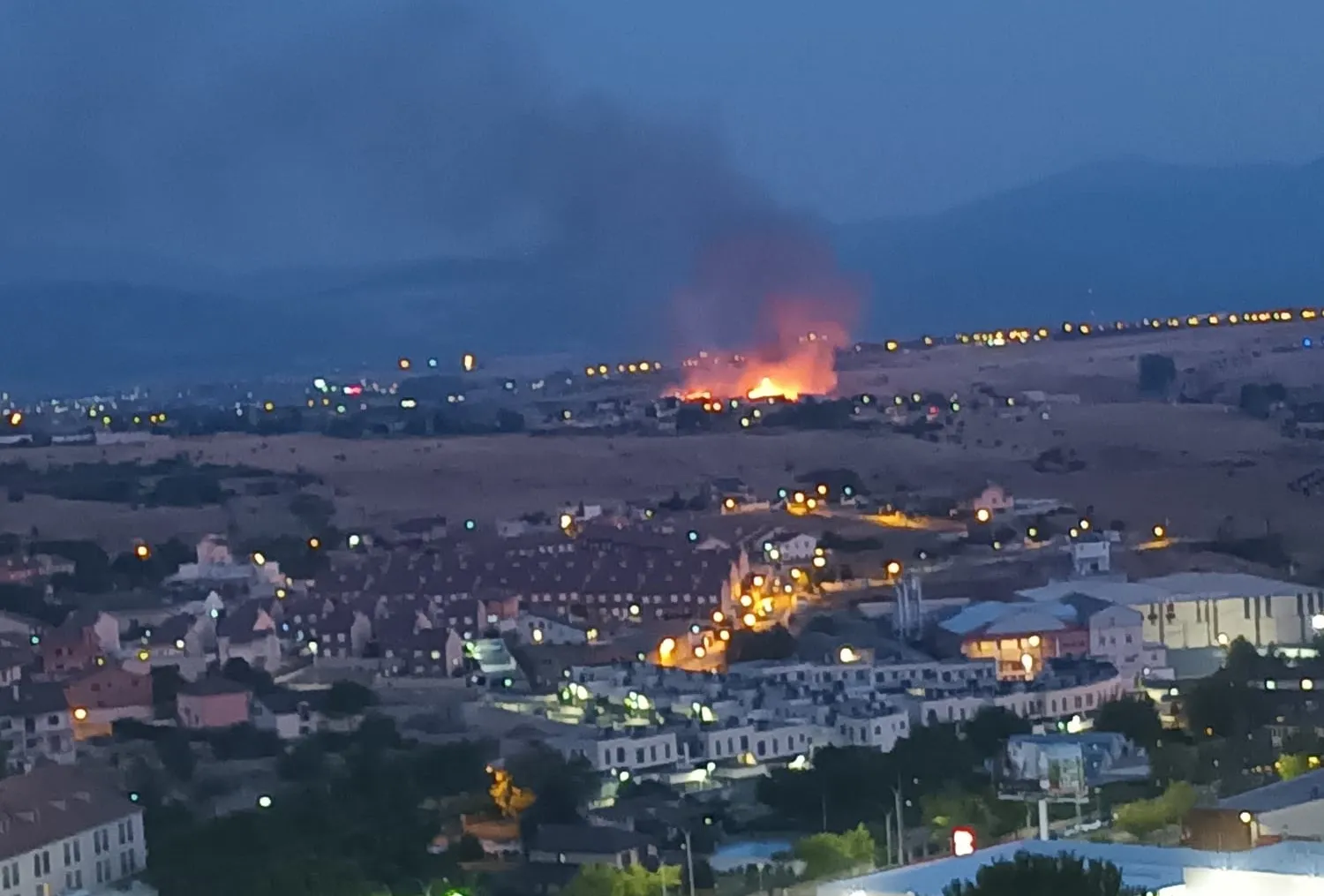 Controlado un incendio de pastos en una ladera de Las Arenas