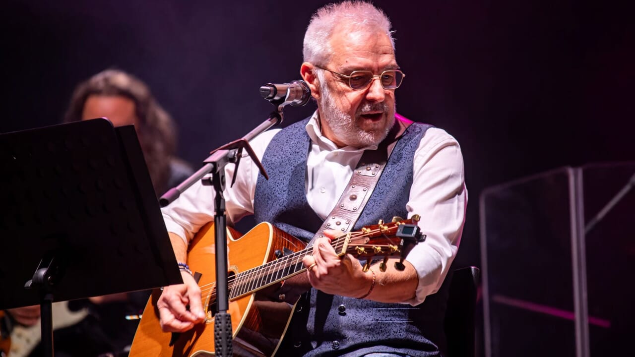 Davide Van De Sfroos in concerto al Dal Verme di Milano con l'orchestra folk