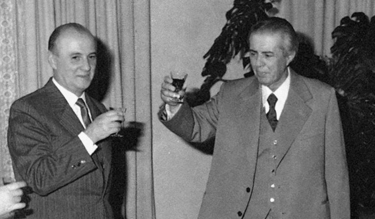 “Mund të botohen artikujt që po përgatit Aleks Buda dhe shkrimi i Ismail Kadaresë që lexova ishte shumë më i mirë se i grupit të profesorëve, por Perëndimi nuk po…”/ Biseda e Enverit me Ramizin, 13 maj ‘81