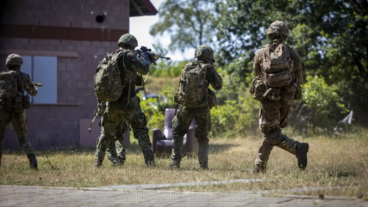 This is how British forces would retake a village captured by Russia