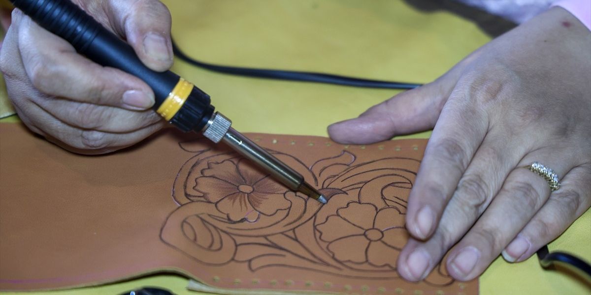Artistja nga Siria e shndërron lëkurën në vepra arti me teknikën e djegies