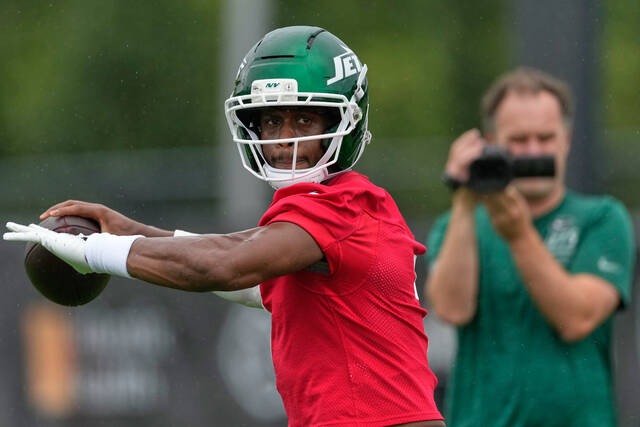 Geno Smith’s red contacts are a sight to see at Jets camp