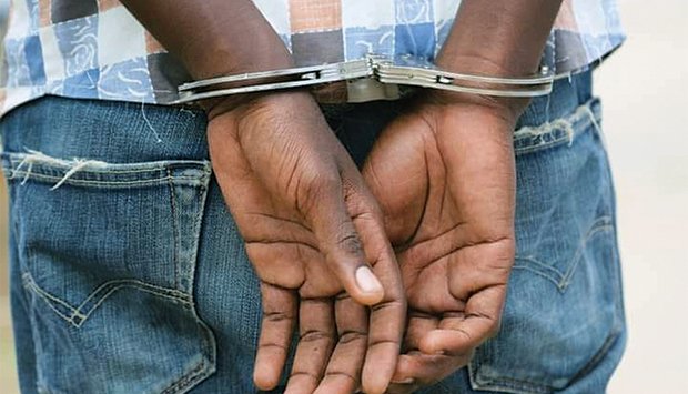 Detido em Luanda,jovem de 18 anos suspeito de ter assassinado um vizinho de 45 anos no Municipio dos Mulenvos