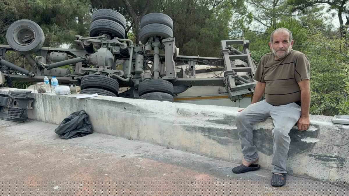 Freni Tutmayan Kamyon Veteriner Enstitüsü'nün Bahçesine Devrildi