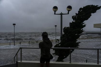 Typhoon Ragasa batters Hong Kong and southern China with intense rain and destructive winds