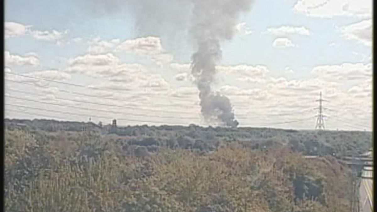M25 shuts due to 'risk of explosions' after fire at commercial warehouse