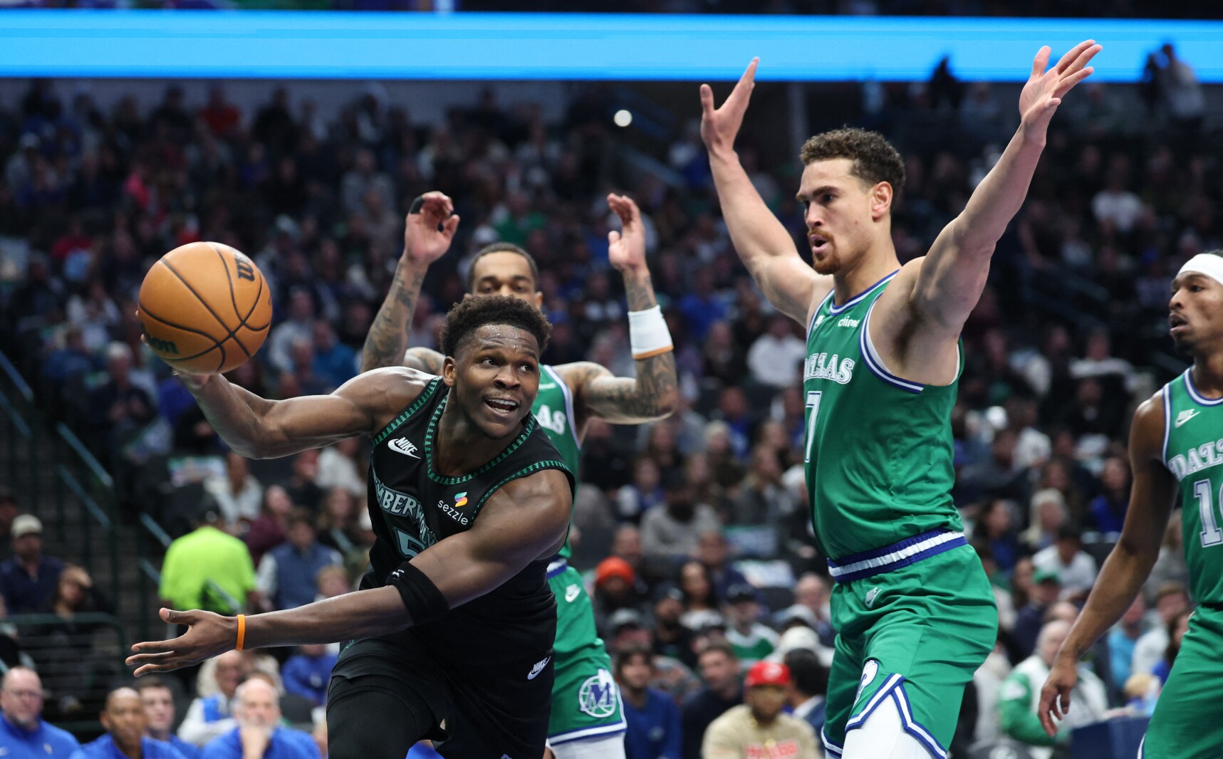 Julius Randle fires in 31 as Timberwolves take down Mavs