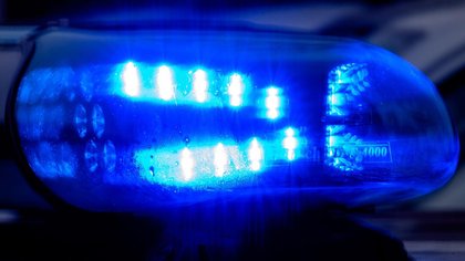 Von den Dächern: Polizeibeamte in Rigaer Straße mit Pyrotechnik beworfen