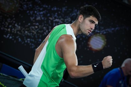 Australian Open, Alcaraz fatica con Zverev: "È una battaglia mentale". E vince il set