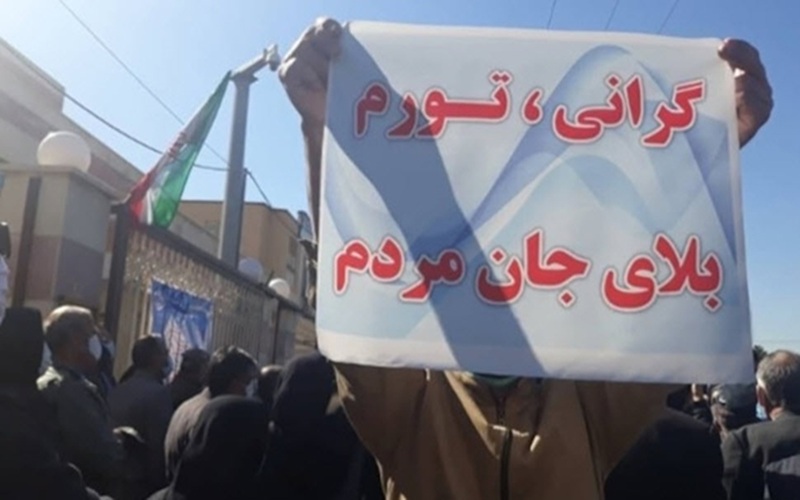 Regime-Linked Economists Warn Iran Is Approaching Hyperinflation