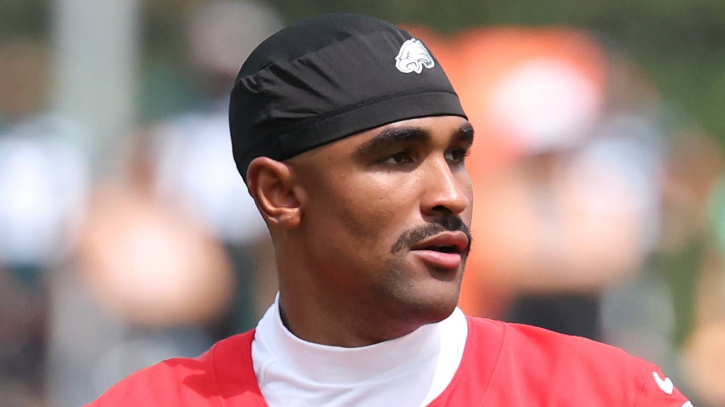 Jalen Hurts wasted no time in getting his groove back at Eagles camp