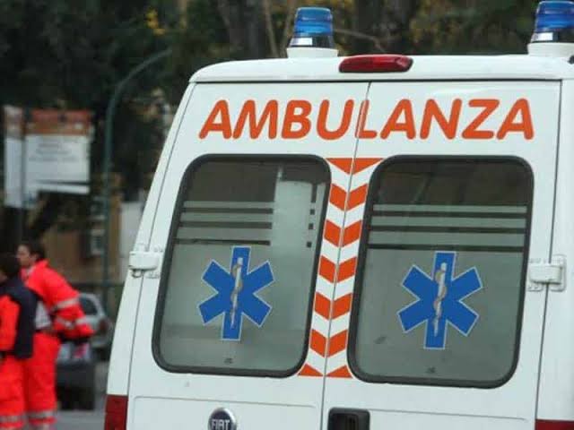 Accoltellato in pieno centro dopo una violenta lite: è in gravi condizioni