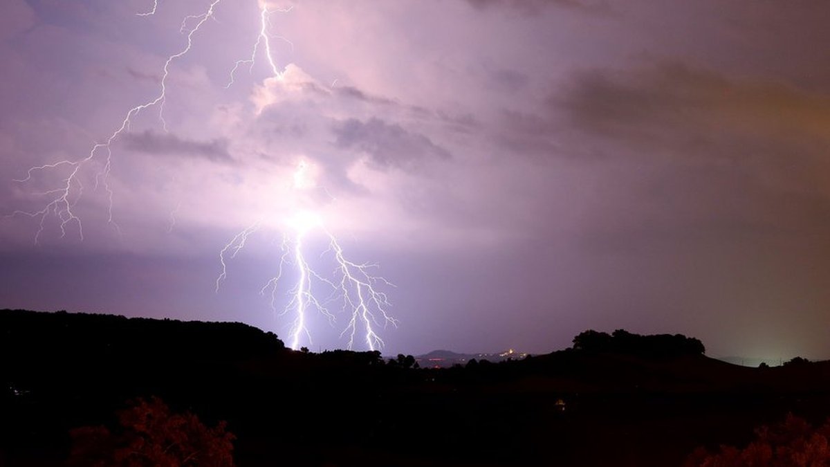 DIRECT. Orages : huit départements du Sud-Ouest en vigilance orange aux orages, des rafales jusqu’à 110 km/h attendues dans la soirée