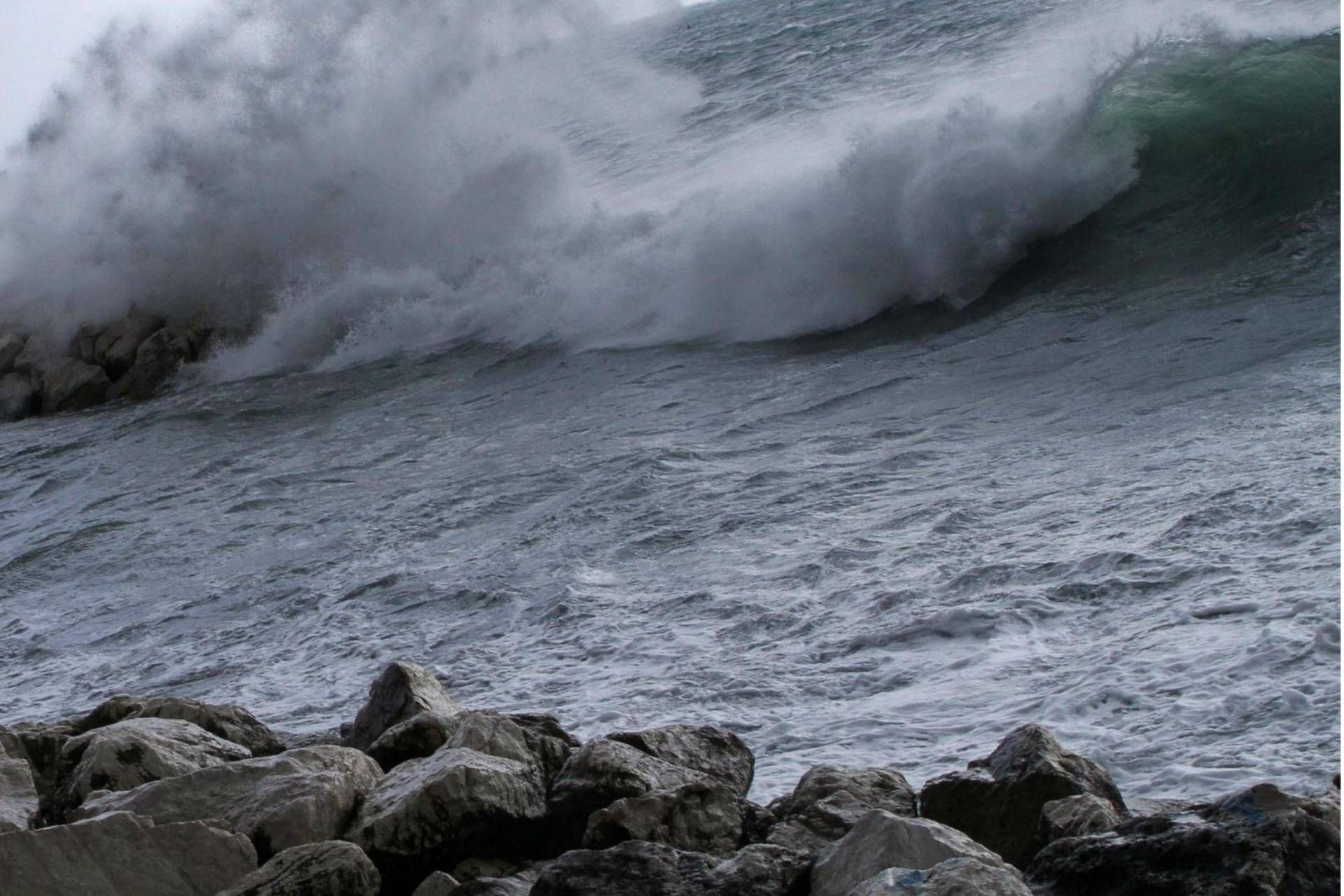Nuova burrasca sull'Italia, niente gelo ma tanto vento e pioggia: le previsioni meteo
