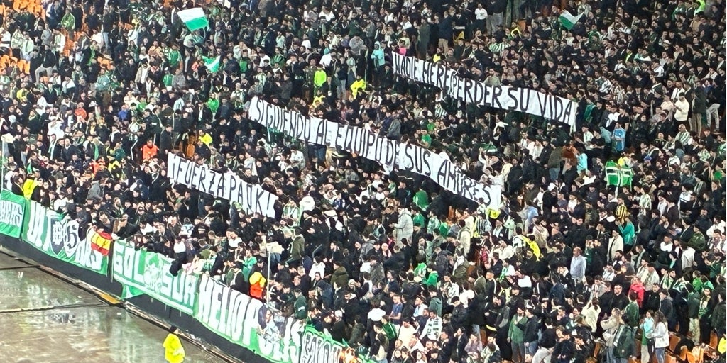 Sentido recuerdo de la afición del Betis hacia los seguidores fallecidos del PAOK: «Nadie merece perder su vida siguiendo al equipo de sus amores»