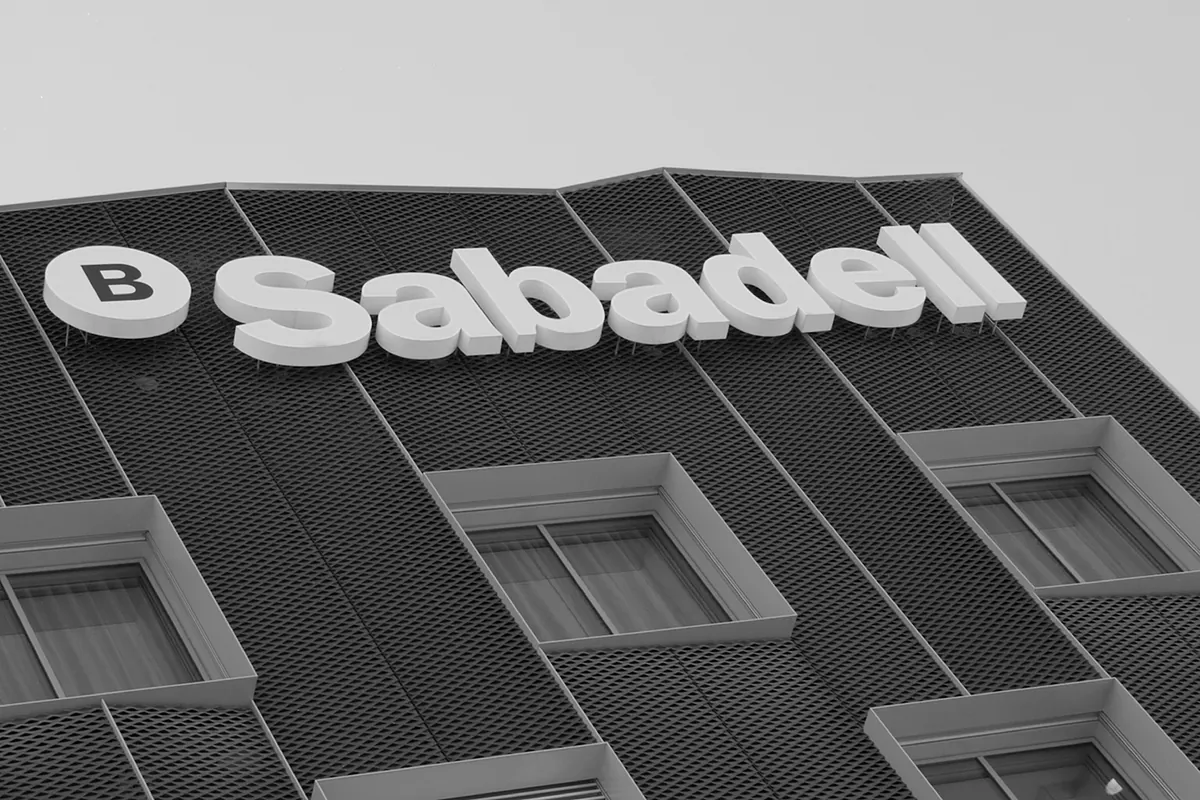 Sabadell absorbe las ventas en Bolsa de los fondos cazaopas
