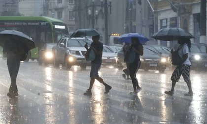 Família é resgatada durante enxurrada em Suzano; Grande SP teve alagamentos e pessoas ilhadas