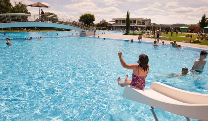 Infeksionet e veshit, rritje të rasteve, shkak uji i ndotur në pishina dhe plazhe