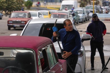 Trump threatens tariffs on any country selling oil to Cuba, backing Mexico into a corner