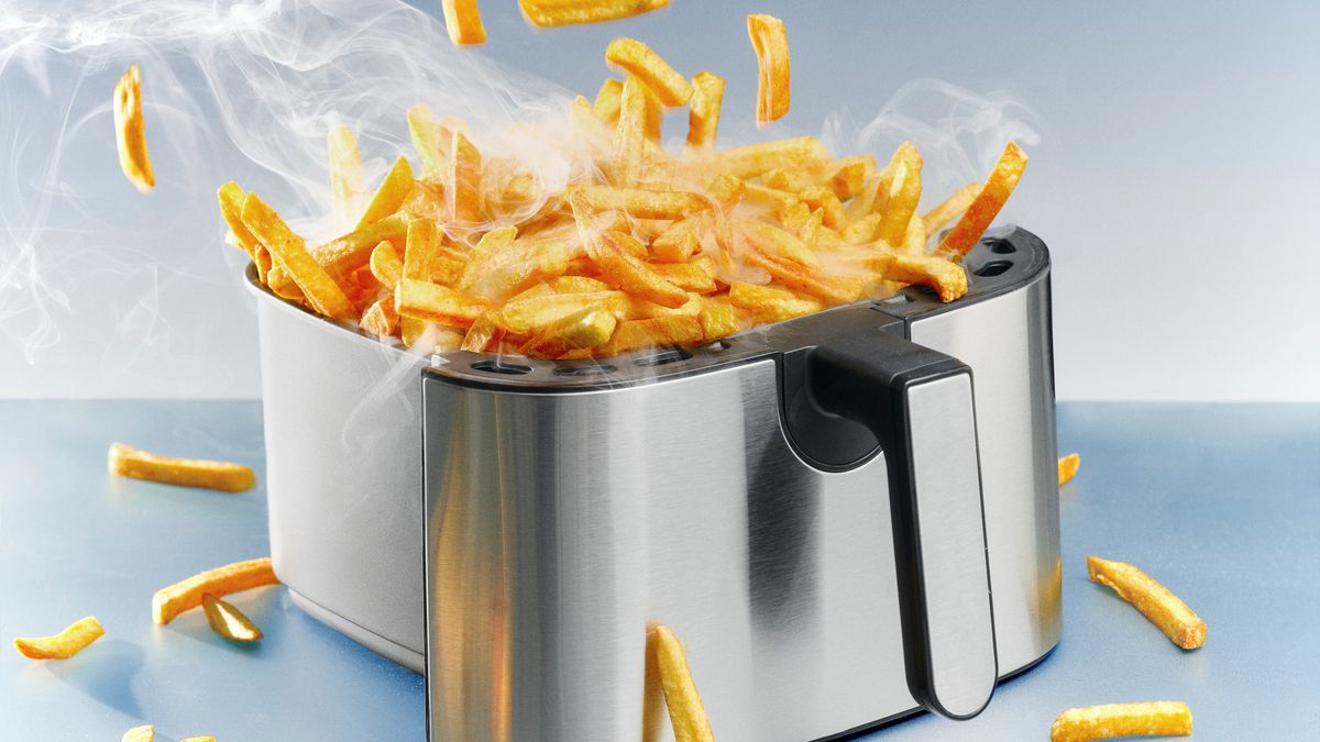 Airfryer gegen Fritteuse: Wie gelingen gesündere und knusprige Pommes?