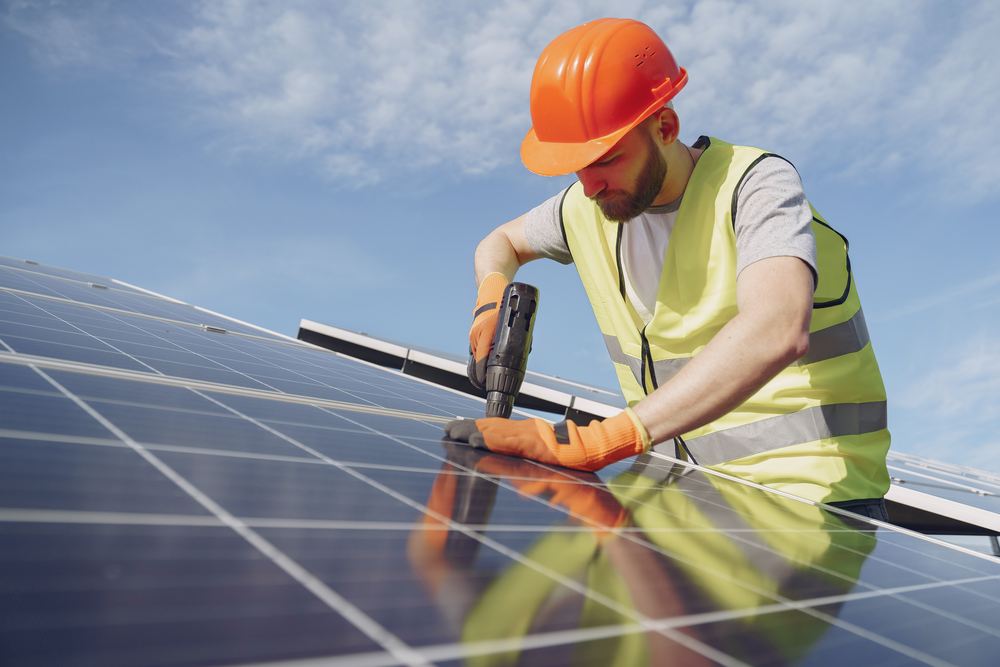 Prosumatorii câștigă sau pierd? Ce schimbă noua lege și cum ar trebui privită o investiție în panouri fotovoltaice după 2026