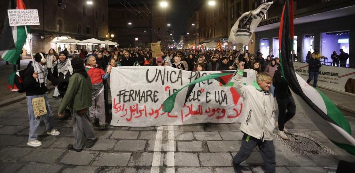 Ennesimo corteo pro Pal, viali di nuovo bloccati