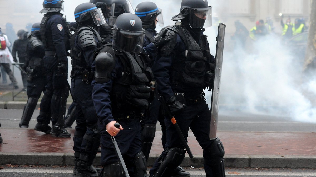 VIDEO. Les pompiers en colère manifestent, bloquent le périphérique et affrontent les forces de l’ordre
