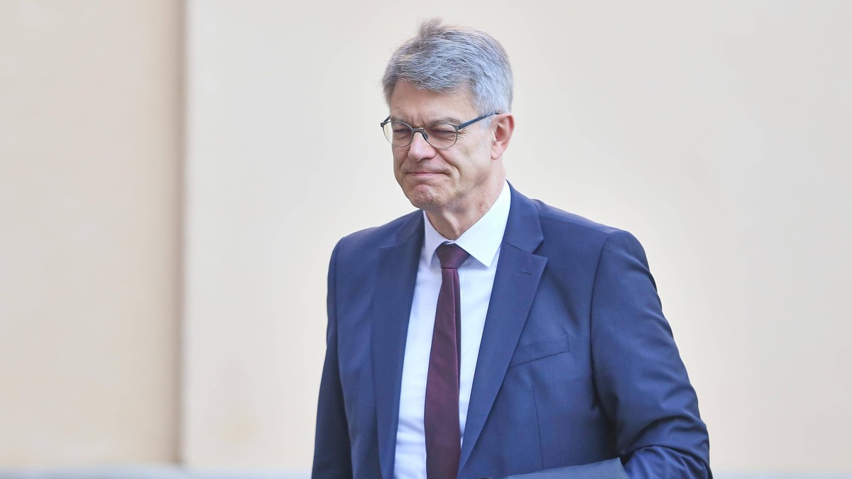 MINISTAR PAO U NESVEST USRED SASTANKA Drama u Nemačkoj: Šnider kolabirao za stolom, hitno je hospitalizovan, a evo u kakvom je sad stanju