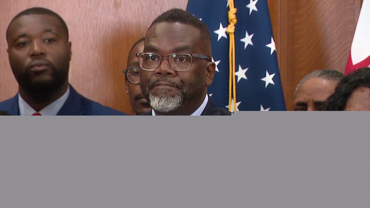 Mayor Johnson signs executive order tightening Chicago's gun purchasing standards