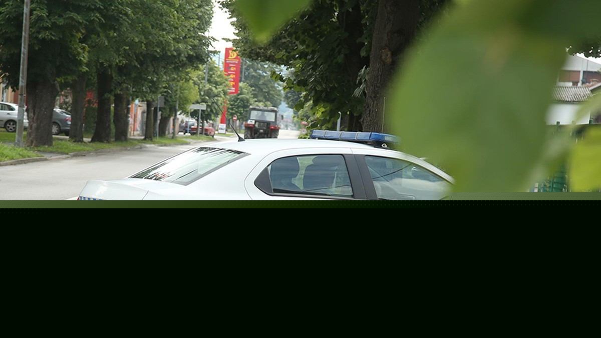 ŽENA (63) SEKIROM SLUPALA AUTO DEČKU Ljubavni brodolom u Čajniču: Nakon svađe demolirala sve redom, od "škode" ništa nije ostalo