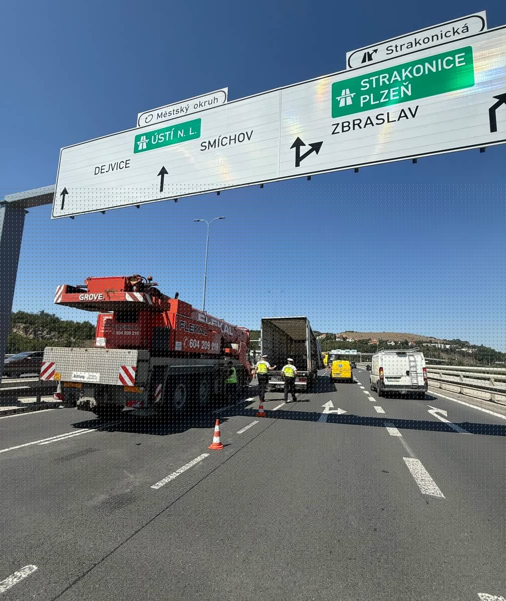 Z důvodu odstraňování následků dopravní nehody na Barrandovském mostě ve směru na Prahu 5 bude na cca dvě hodiny omezen provoz ze čtyř na dva jízdní pruhy, budou se tvořit kolony na Jižní spojce