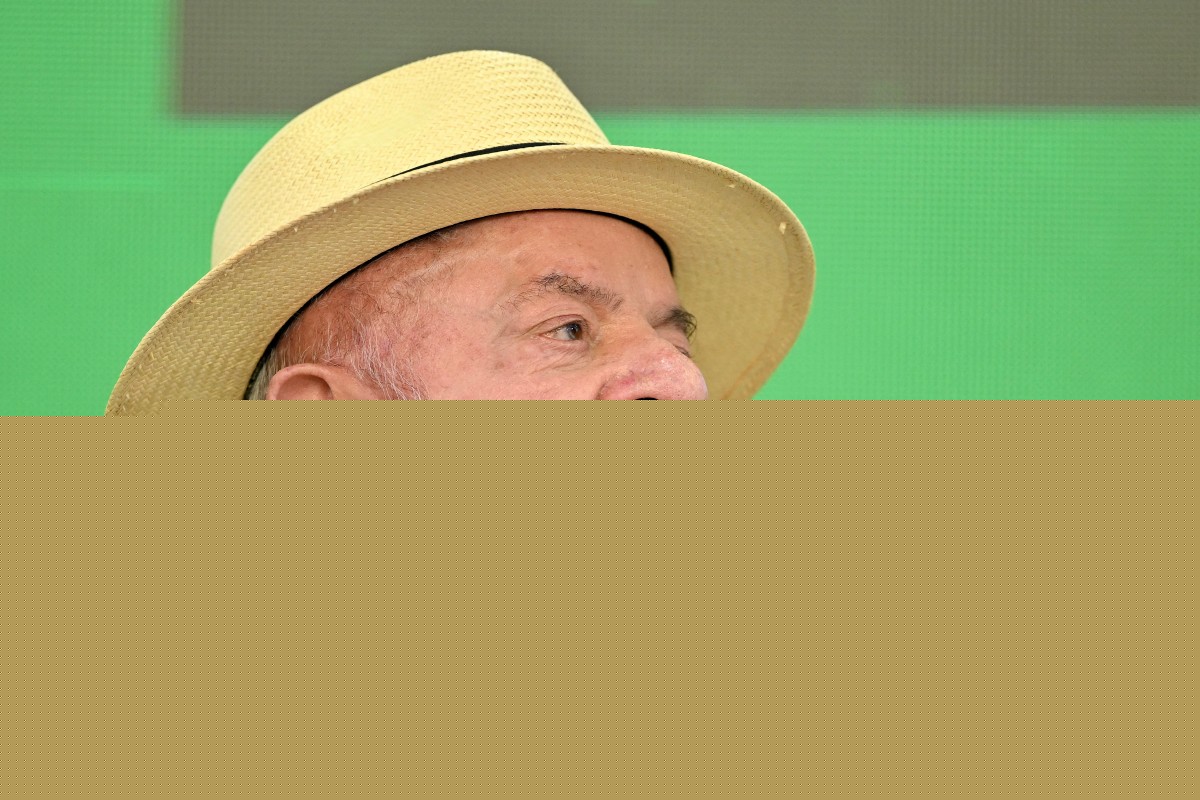 Lula usa chapéu pela primeira vez em foto de urna; TSE flexibilizou regra em 2022