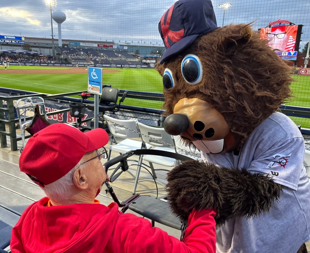 Heritage of Green Hills resident takes in Fightin Phils game