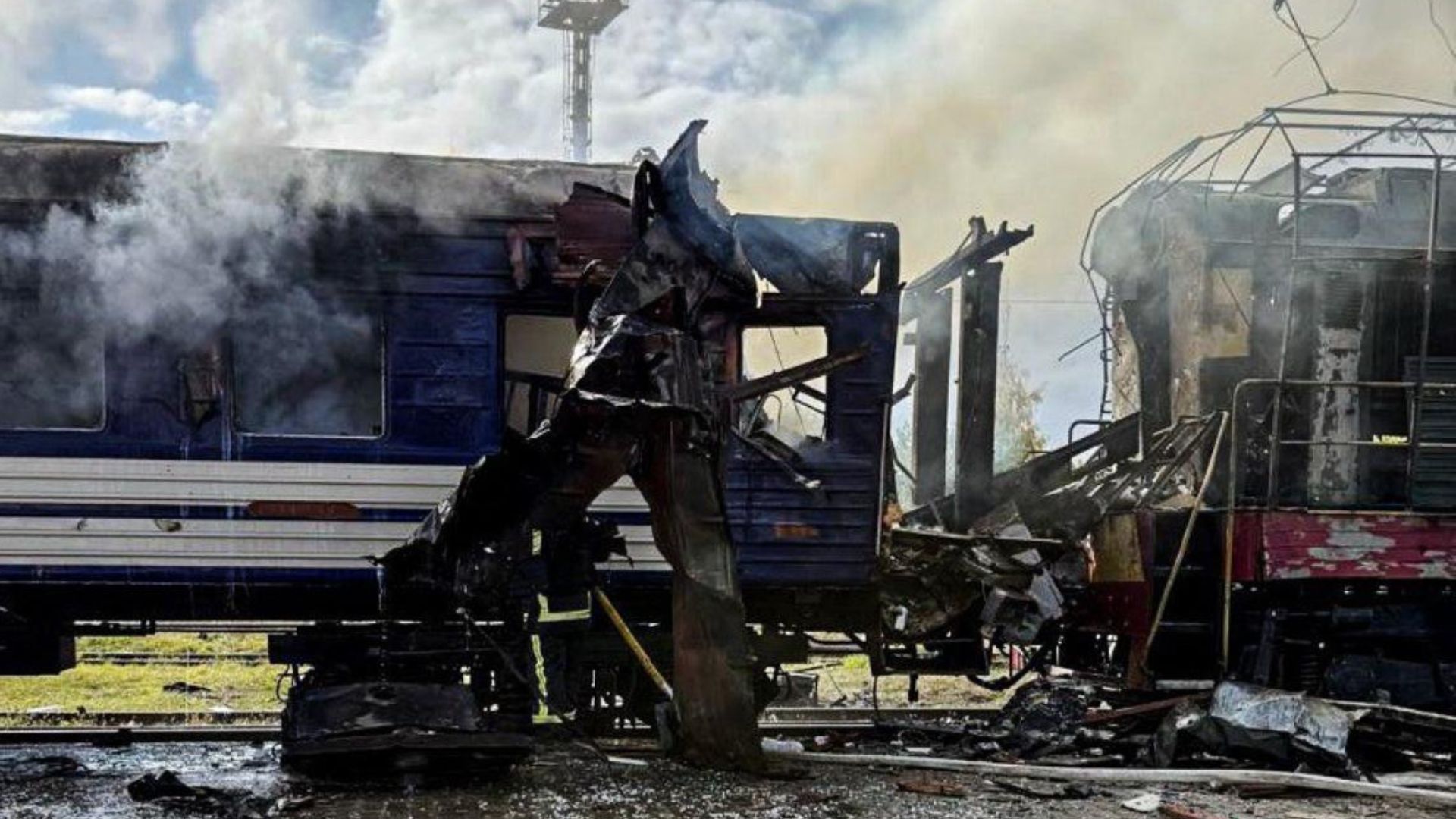 Ucraina, doppio attacco alla stazione ferroviaria di Shostka: Zelensky grida al “terrorismo”
