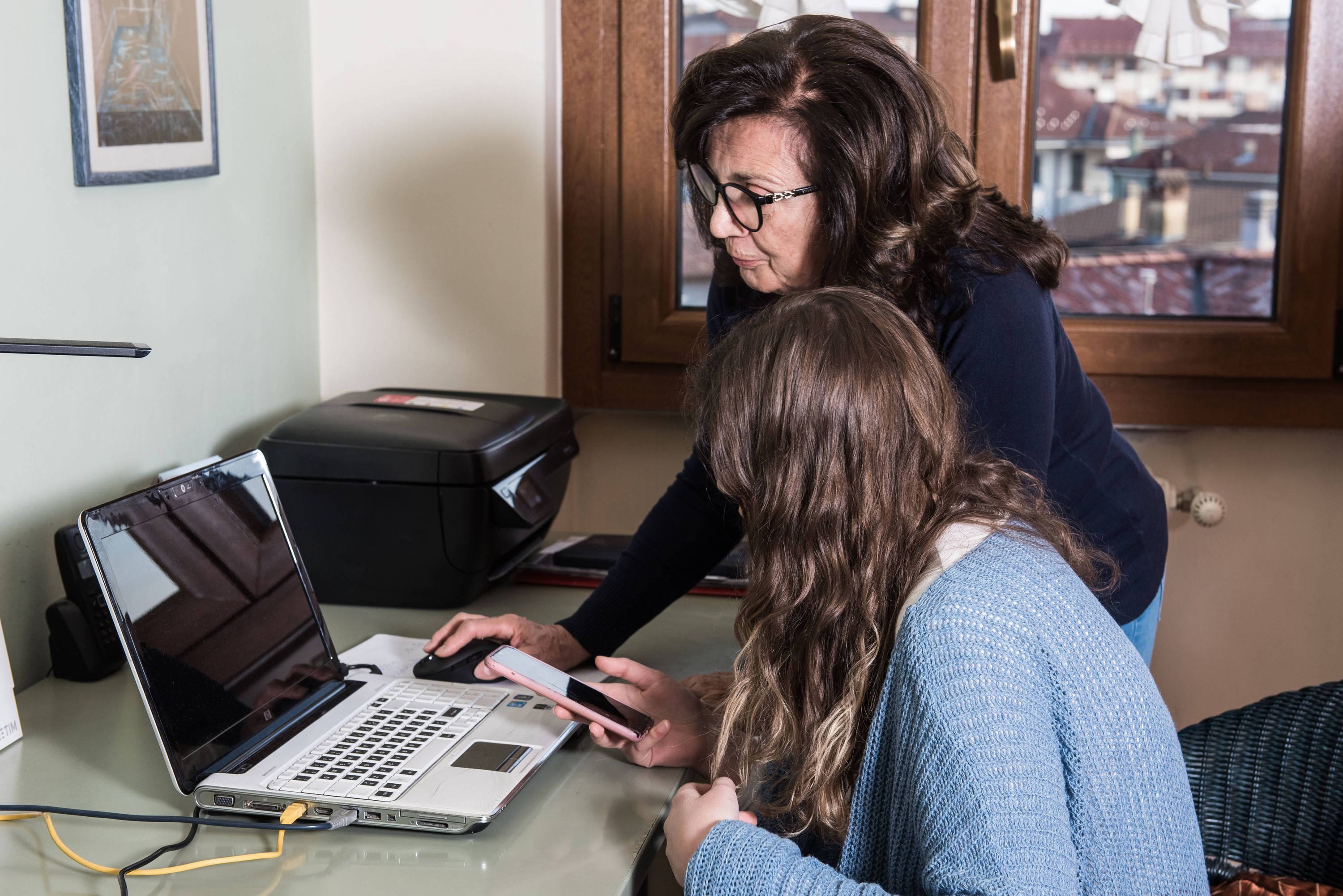 Quand papa et maman appellent les RH : aux États-Unis, la Gen Z débarque au travail avec ses parents