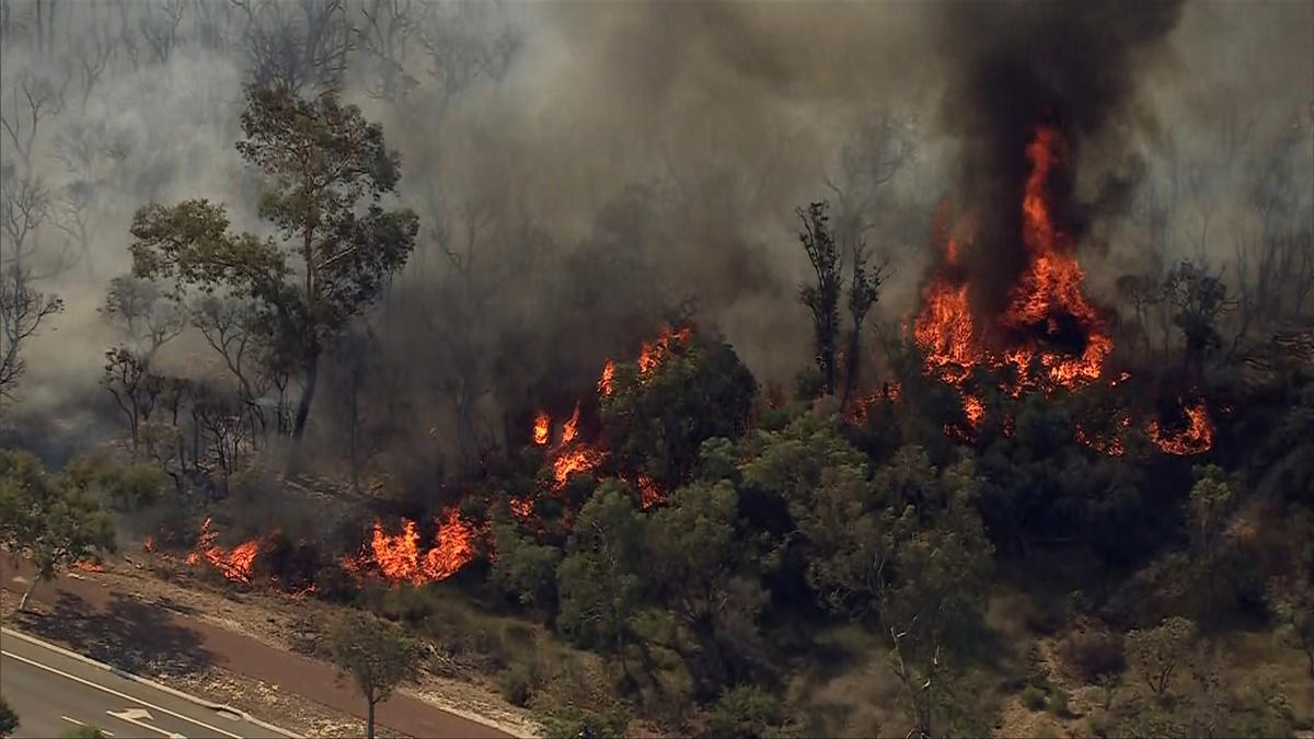 Residents warned to watch and act as Ellenbrook fire breaks containment lines
