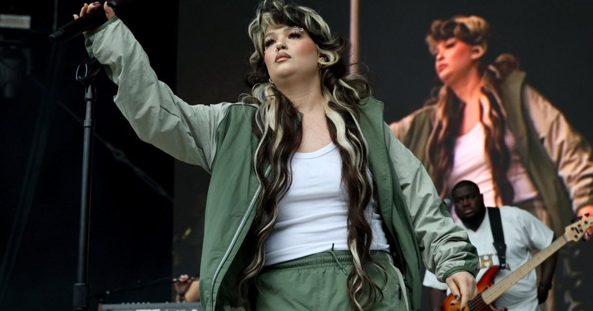 Lola Young collapses on stage mid-song after having a ‘tricky couple of days’