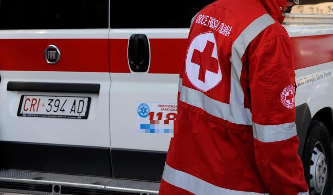 Rimprovera due balordi, avvocato aggredito in strada a calci e pugni