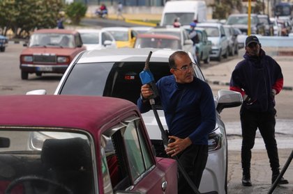 Trump threatens tariffs on any country selling oil to Cuba, a move that puts pressure on Mexico