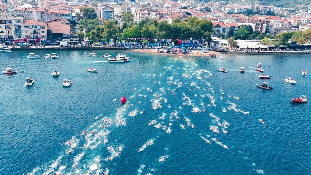 İzmit Körfezi'ni yüzerek geçtiler
