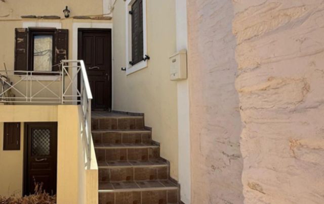 Δολοφονία στη Σύρο: Σε κατ’οίκον περιορισμό ο 41χρονος, ελεύθερη υπό όρους η 30χρονη